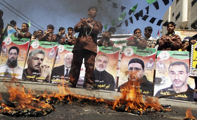 تضامن مع الاسرى في سجون الاحتلال (صورة من الارشيف)