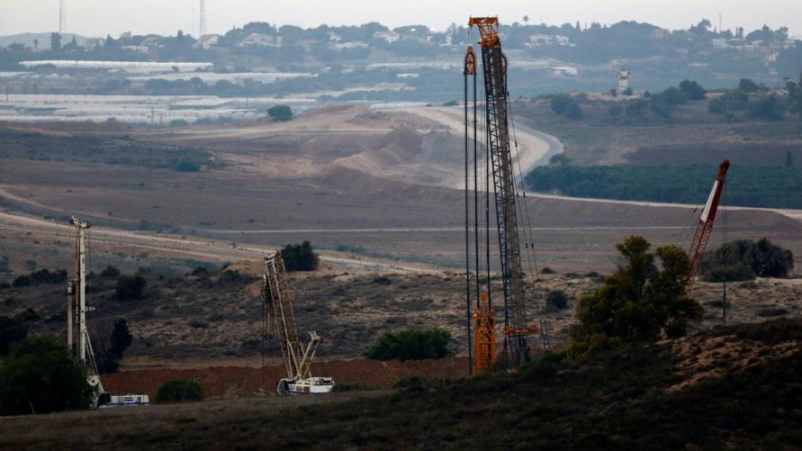 سيبنى الجدار على عمق كبير في باطن الأرض، وسيتكون من طبقات تحت الأرض وفوقها (رويترز)