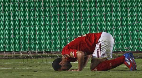 أبو تريكة يسجد لله