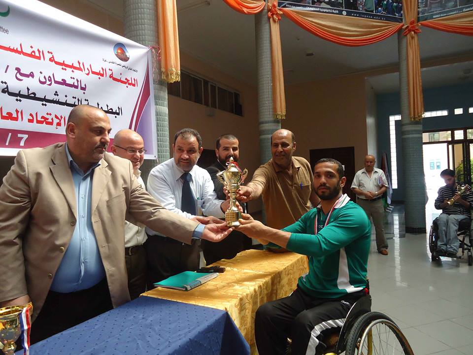 الديب خلال تسلمه إحدى الجوائز