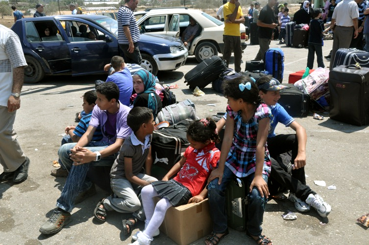 معاناة المسافرين عبر معبر رفح (أرشيف)