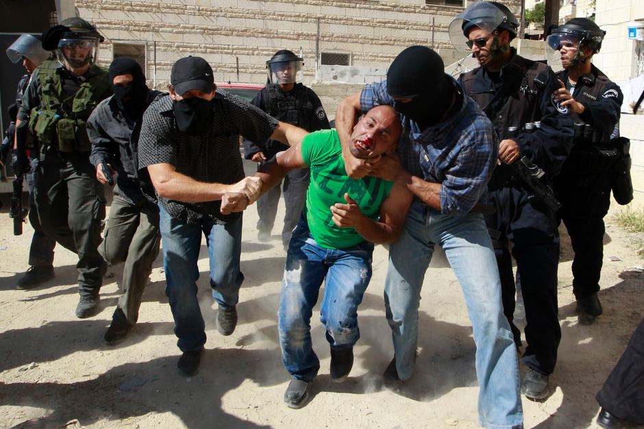 الاحتلال يعتدي على مواطن في الضفة (الأرشيف)