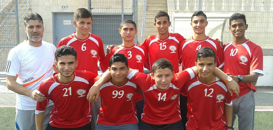 منتخب الناشئين الغزي بجوار المدرب جمال الحولي