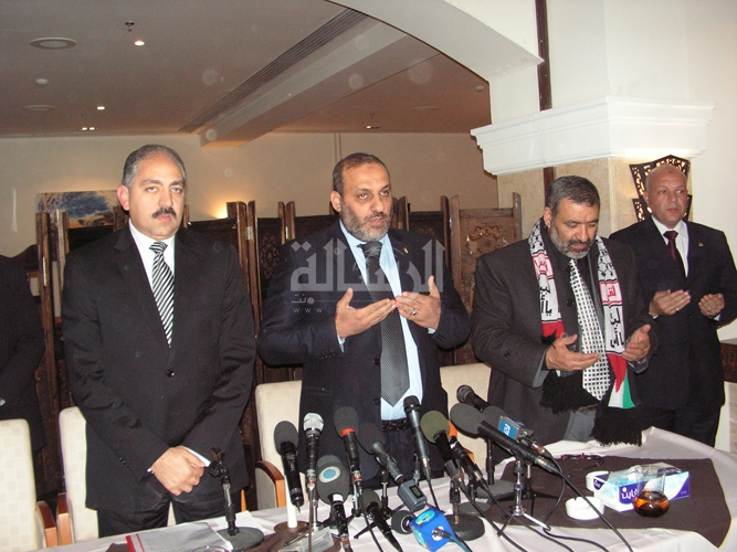 جانب من المؤتمر الصحافي الذي جمع فاروق والمدهون