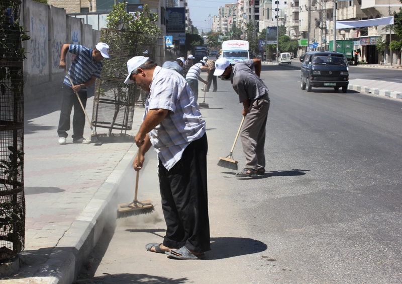 عمال ينظفون أحد الشوارع في غزة (الأرشيف)