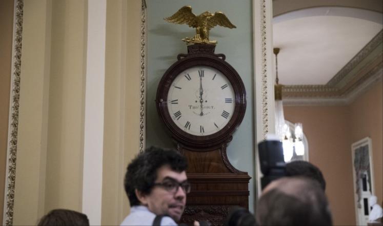 ساعة الكونغرس الأميركي تشير إلى الـ12 منتصف الليل إيذانا بإغلاق أعمال الحكومة الاتحادية (الأوروبية)