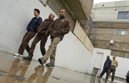 أسرى داخل أحد سجون الإحتلال (الأرشيف)