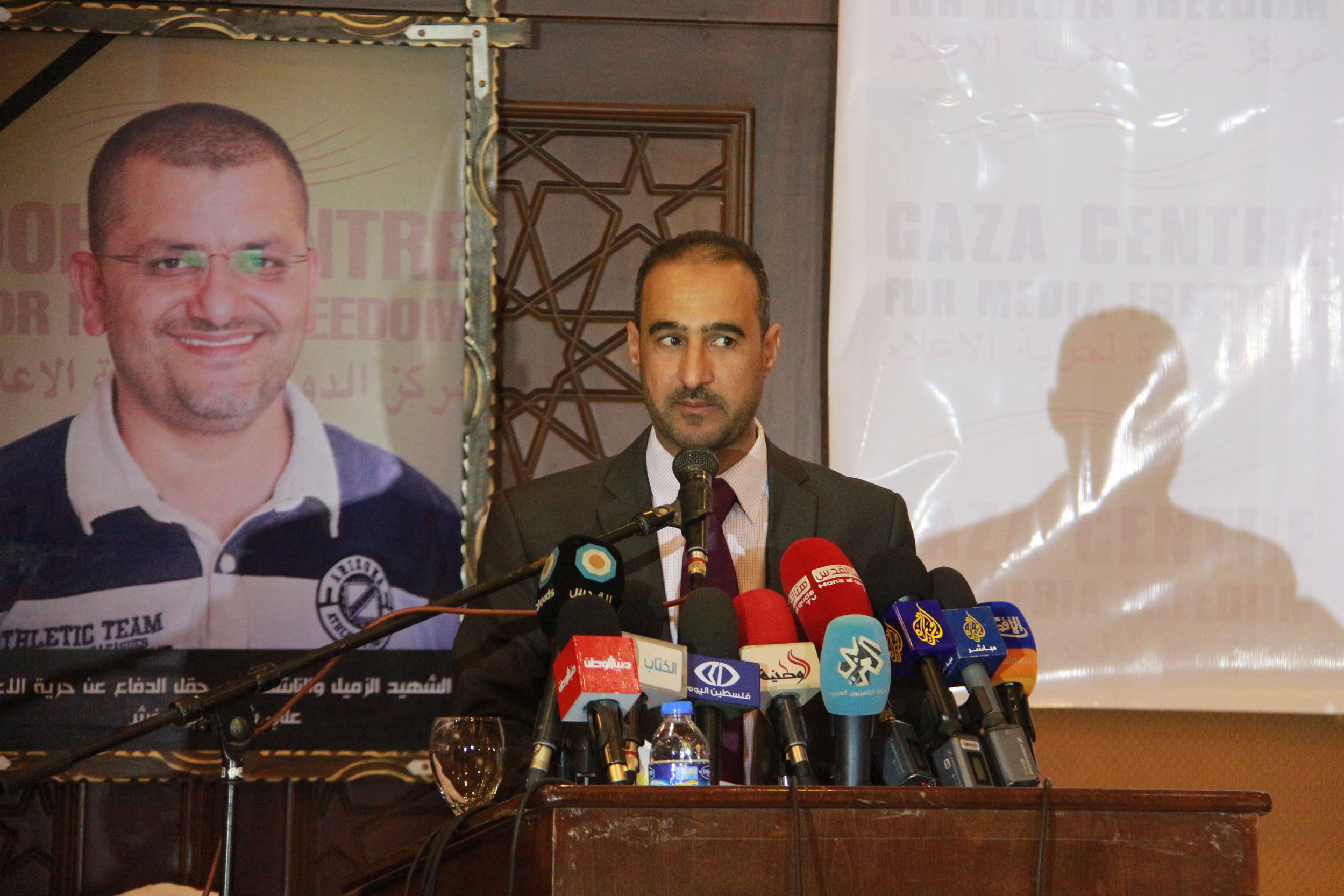 خلال كلمة مدير مركز غزة لحرية الإعلام عادل الزعنون