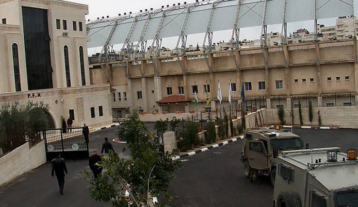 جيبات الاحتلال تقتحم مقر اتحاد الكرة
