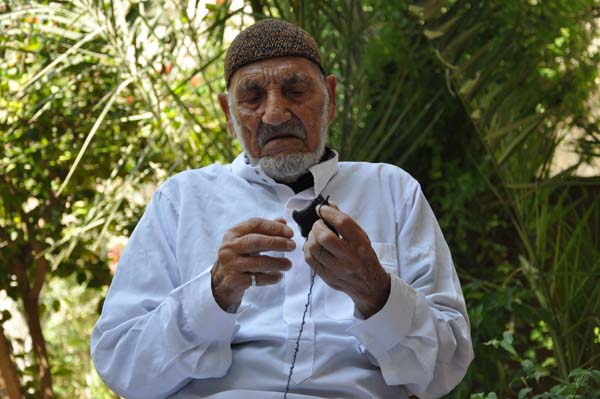 "أبو زكي" يقبض على "سنارته" منذ 83 عاما