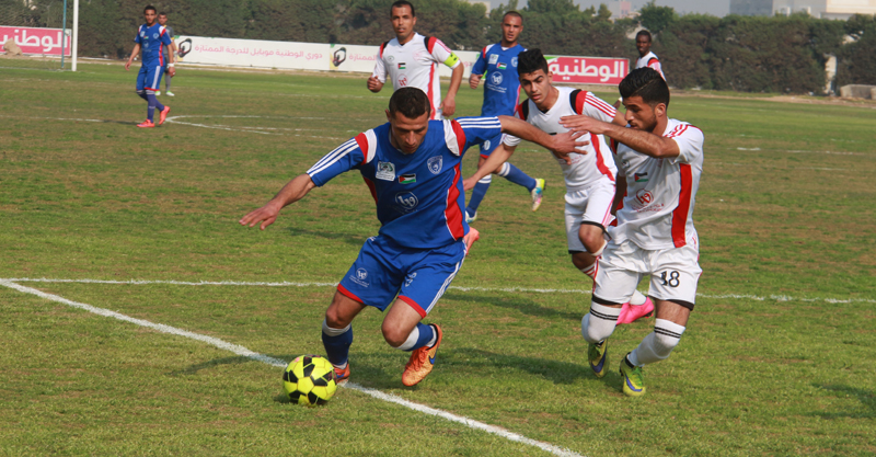 جانب من مباراة غزة الرياضي وخدمات الشاطئ