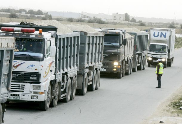 شاحنات محملة بالبضائع (الأرشيف)