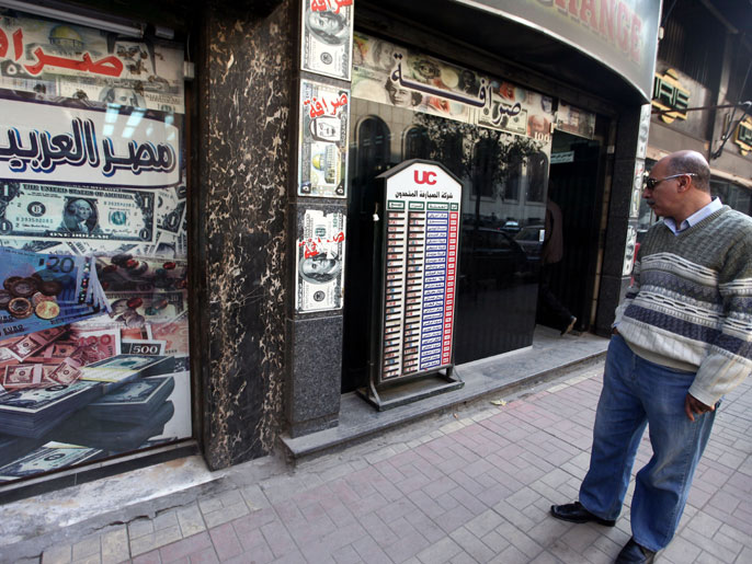 لم يكن مسموحا للمواطن المصري عقب ثورة 25 يناير سوى بتحويل مائة ألف دولار للخارج مرة واحدة بحياته