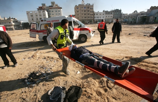 اسعاف ينقل مصاب (الارشيف)