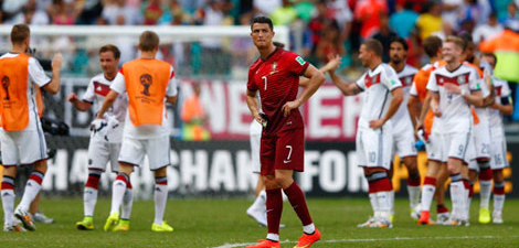 حزن رونالدو بعد الخسارة أمام ألمانيا