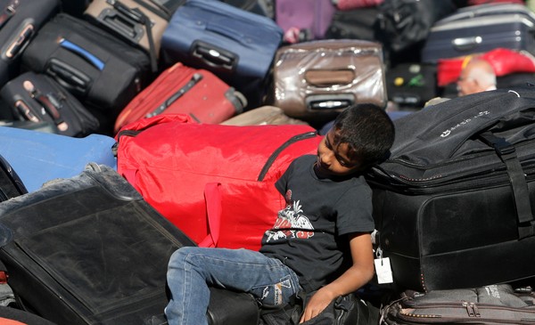 طفل بانتظار فتح معبر رفح "أرشيفية"