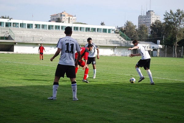جانب من مباراة اتحاد دير البلح ونماء
