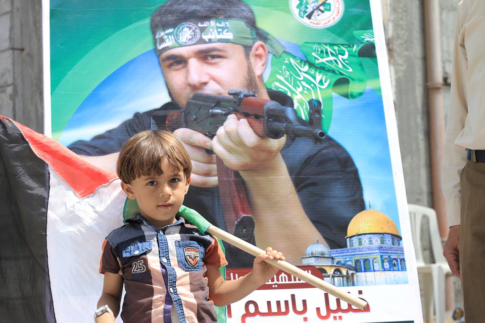 الطفل "باسم" ابن الشهيد خليل الدمياطي