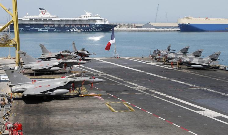 حاملة الطائرات الفرنسية "شارل ديغول" راسية في ميناء زايد بالإمارات (الأوروبية)