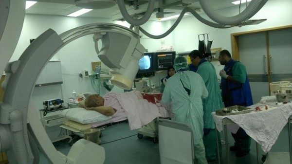 أطباء يجرون عملية جراحية (أرشيف)