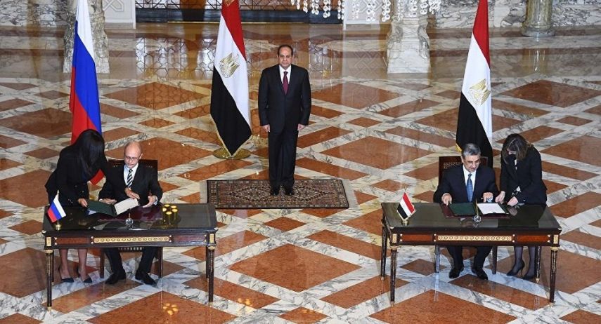 صورة أثناء التوقيع