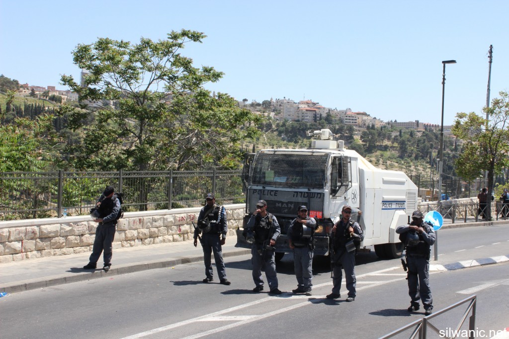جنود للاحتلال أمام سيارة للمياه العادمة "أرشيفية"