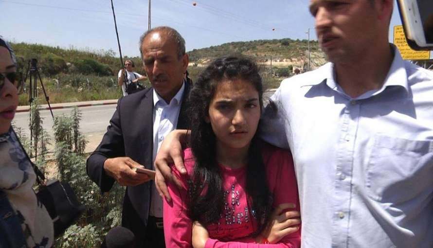 الطفلة الواوي عند خروجها من السجن