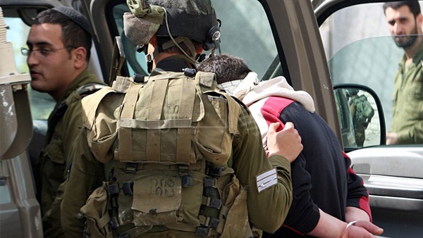 قوات الاحتلال تعتقل شابا فلسطينيًا (أرشيف)