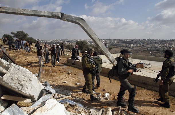 جرافة إسرائيلية تهم بهدم منزل فلسطيني "الأرشيف"