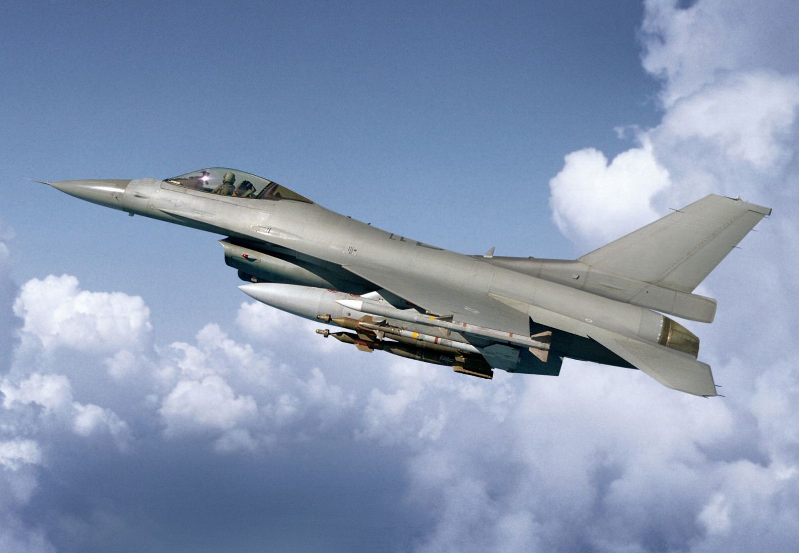 طائرات حربية اسرائيلية تعترض طائرة مصرية