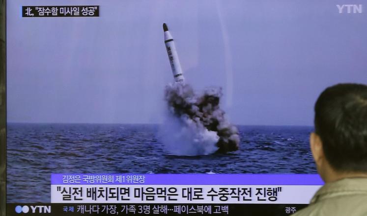 صورة للصاروخ الذي قالت كوريا الشمالية مؤخرا إنها أطلقته من غواصة