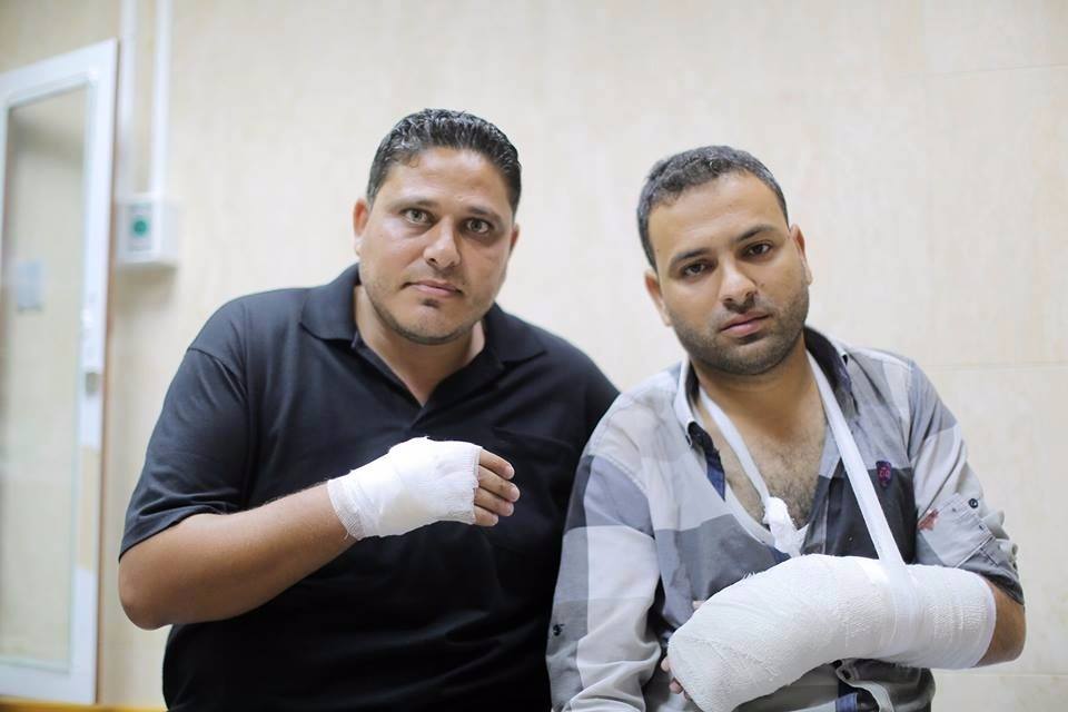 المصور الصحفي أشرف أبو عمرة "يسار" ومجدي قريقع