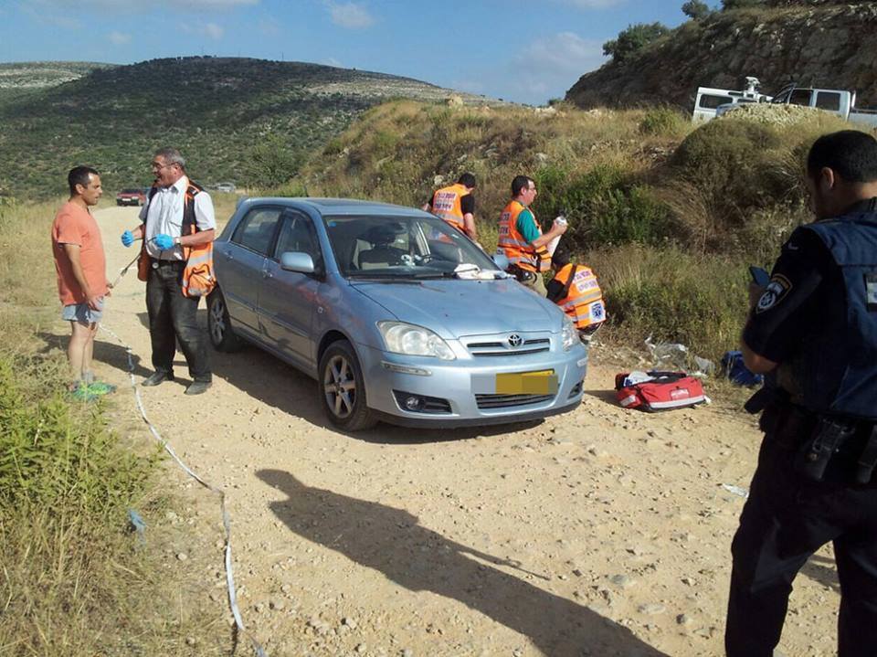 سيارة المستوطنين التي أُطلقت النيران صوبها