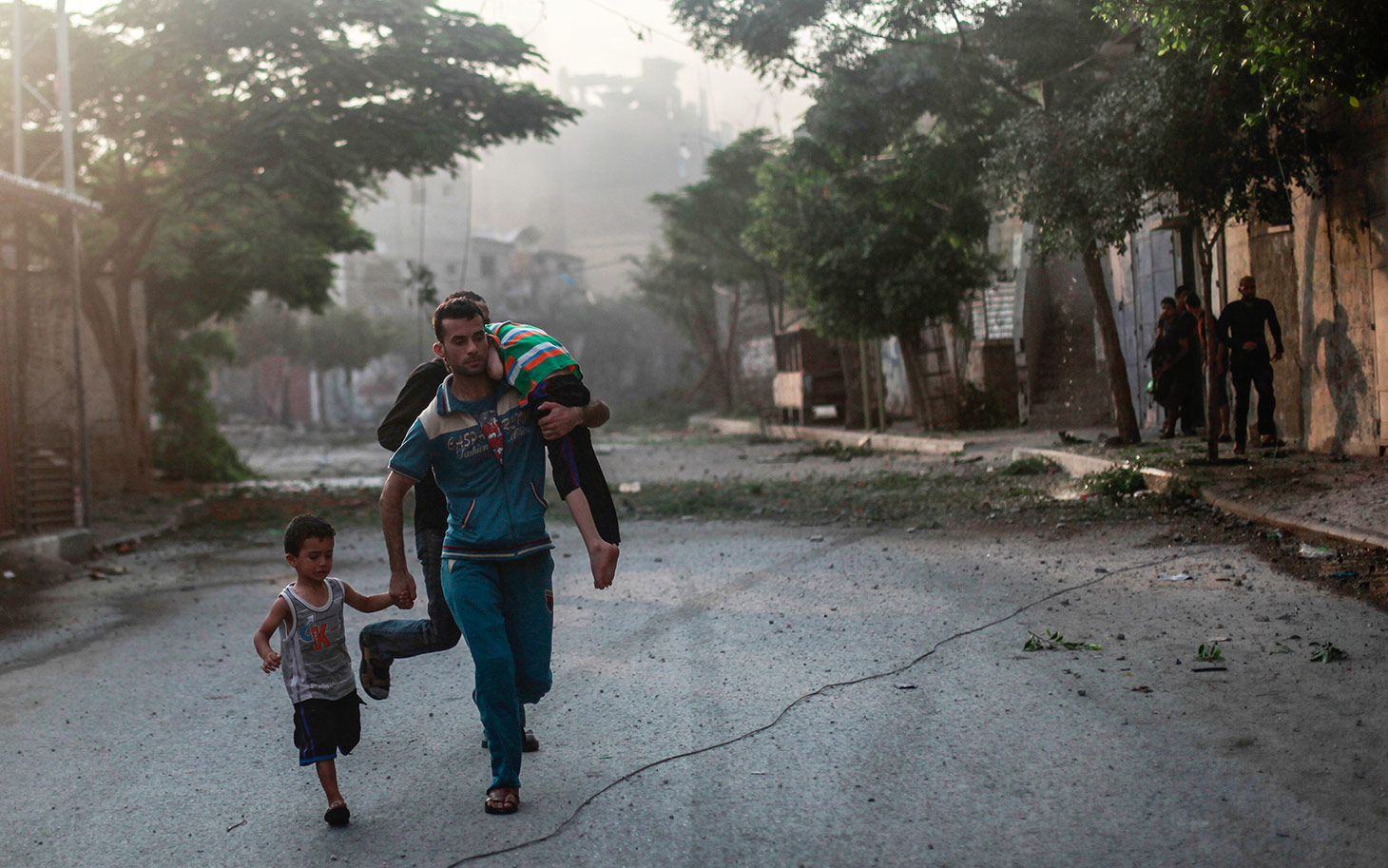 شاب فلسطيني خلال هروبه من القصف العشوائي للإحتلال