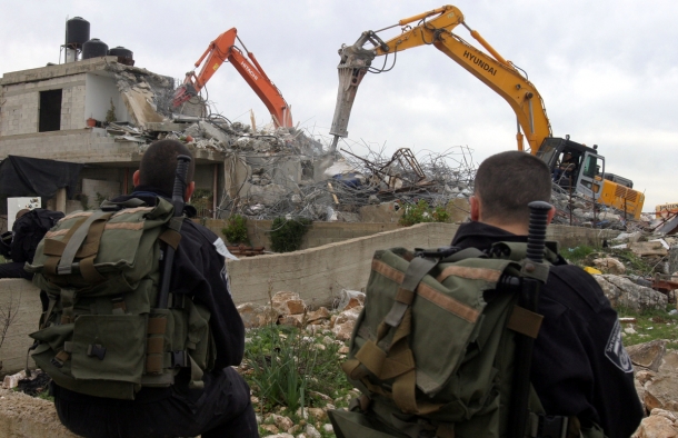 جرافة إسرائيلية تهم بهدم منزل فلسطيني "الأرشيف"