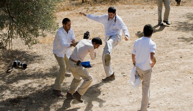 مستوطن يعتدي على مواطن فلسطيني (الأرشيف)