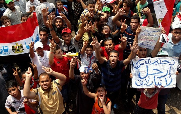 مواطنين مصريين يحتجون ضد المجلس العسكري (الأرشيف)