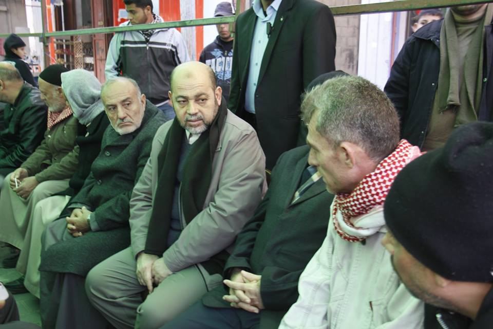 أبو مرزوق أثناء تأدية واجب العزاء لعائلة الهوبي