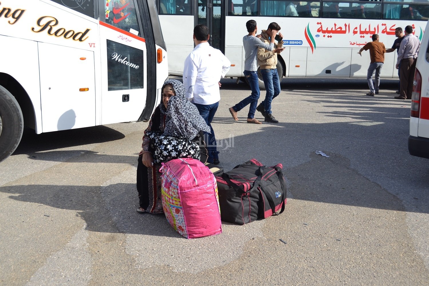 معاناة المسافرين عبر معبر رفح البري