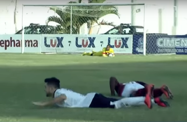جانب من لقطة انبطاح اللاعبين على الأرض