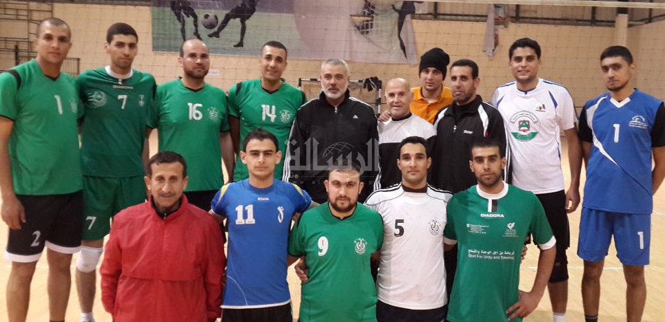 هنية مع فريق الطائرة بالجمعية الإسلامية