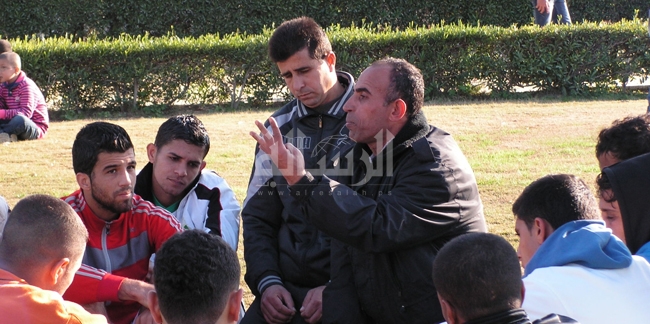 ناهض الأشقر يوجه لاعبيه في أحد المباريات