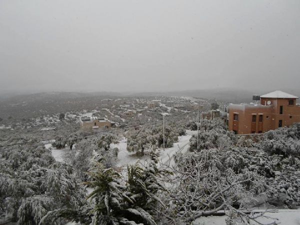 سقوط الثلوج فوق المناطق الجبلية (أرشيف)