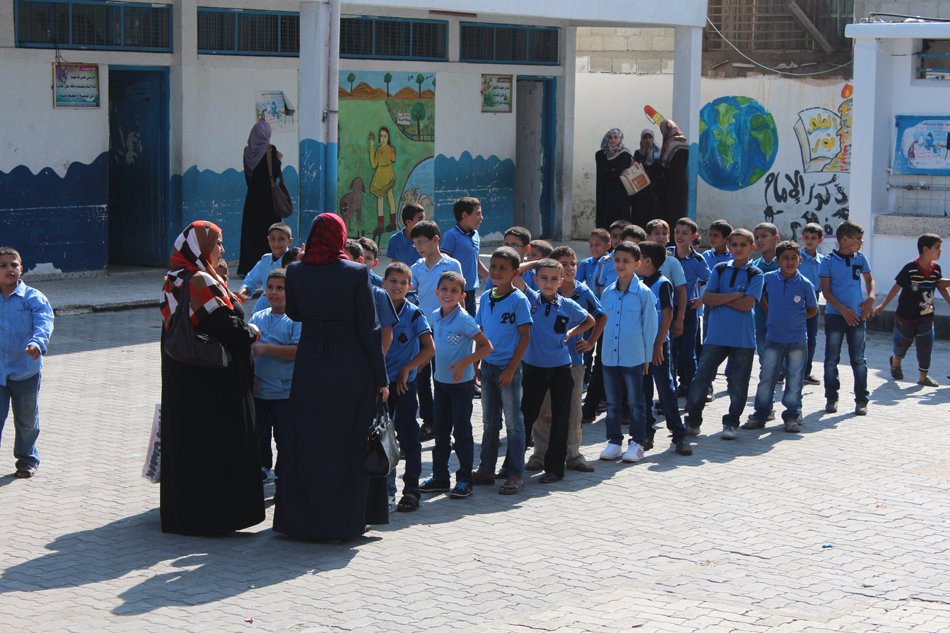 طلاب في احد المدارس بغزة