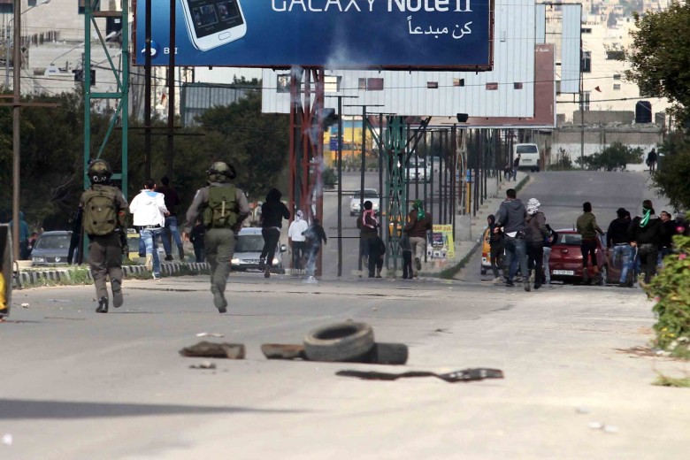 الاحتلالُ يغلق طرقاً غرب "دورا" بالخليل