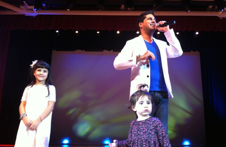  نجم طيور الجنة عمر الصعيدي في حفل مع ابنتيه