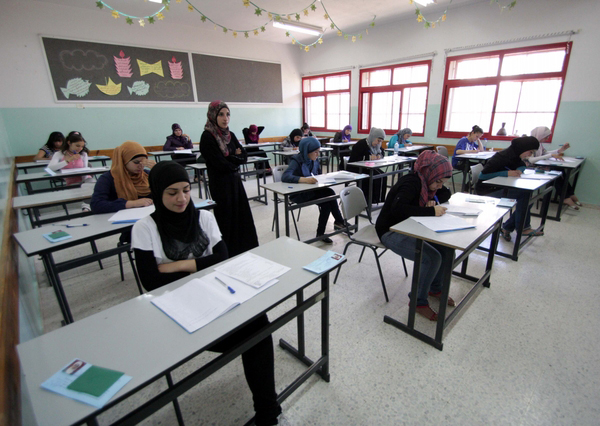 طالبات يقدمن إمتحانات الثانوية في غزة (الأرشيف)