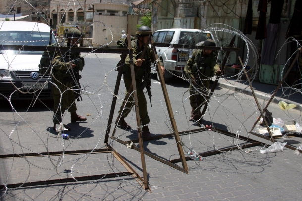 قوات الاحتلال تنصب حواجز  بالضفة (الأرشيف)