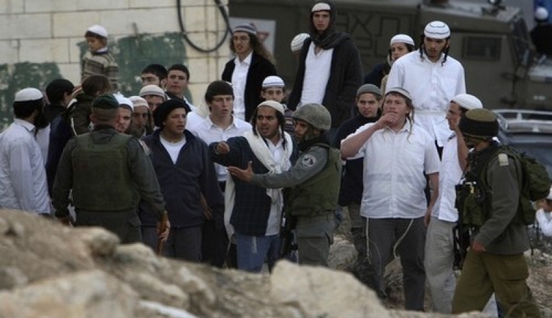 خطّ المستوطنون شعارات عنصرية مثل "ارحلوا من المنطقة" 