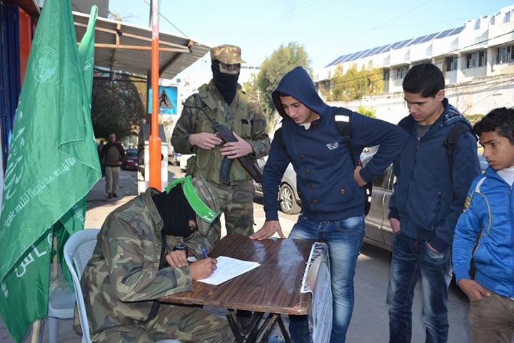 طلاب يسجلون في مخيمات طلائع التحرير